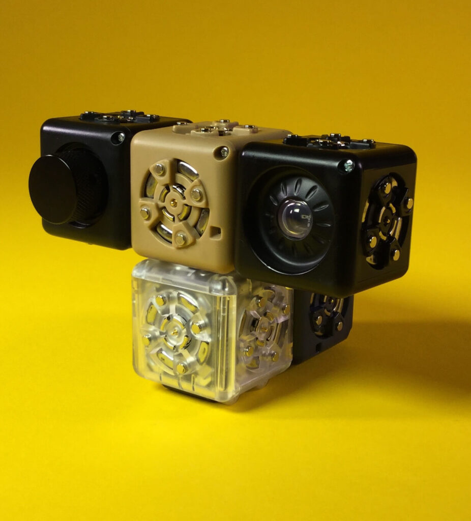 Same robot as previous attache a Brightness and Knob to the left and right side of the Minimum Cubelet.